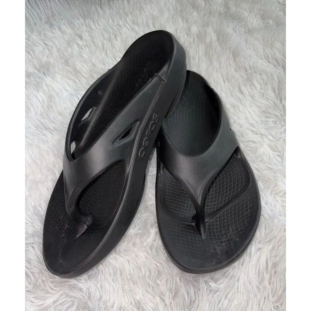Oofos Black W11 M9 Classic Recovery Flip Flops. Fantastic Pair. Comfortable